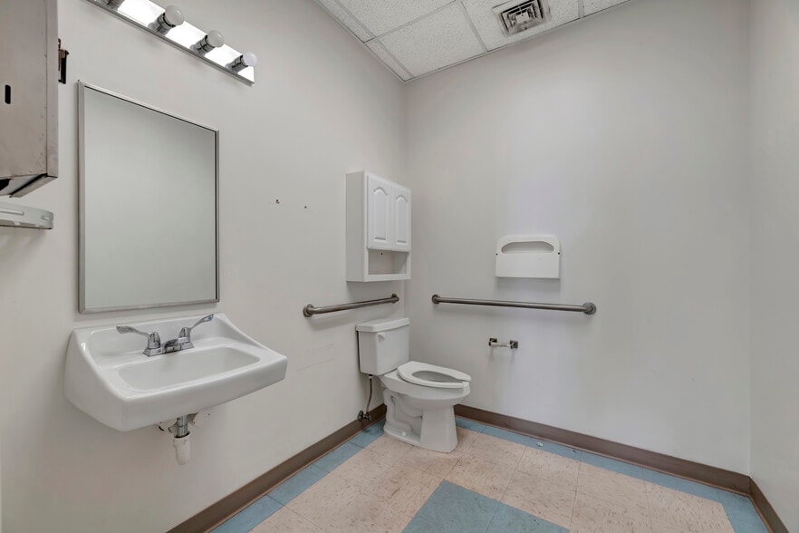 More Photos Of 161-191 Edgemoor Rd, Wilmington Light Distribution For Lease