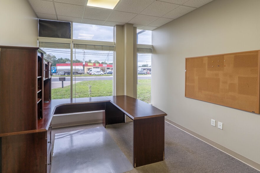 More Photos Of 8820 66th St, Pinellas Park Warehouse For Lease