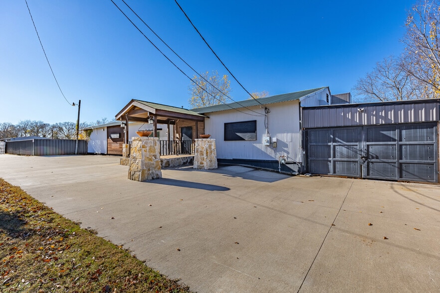 More Photos Of 1024 S First St, Sherman Warehouse For Lease