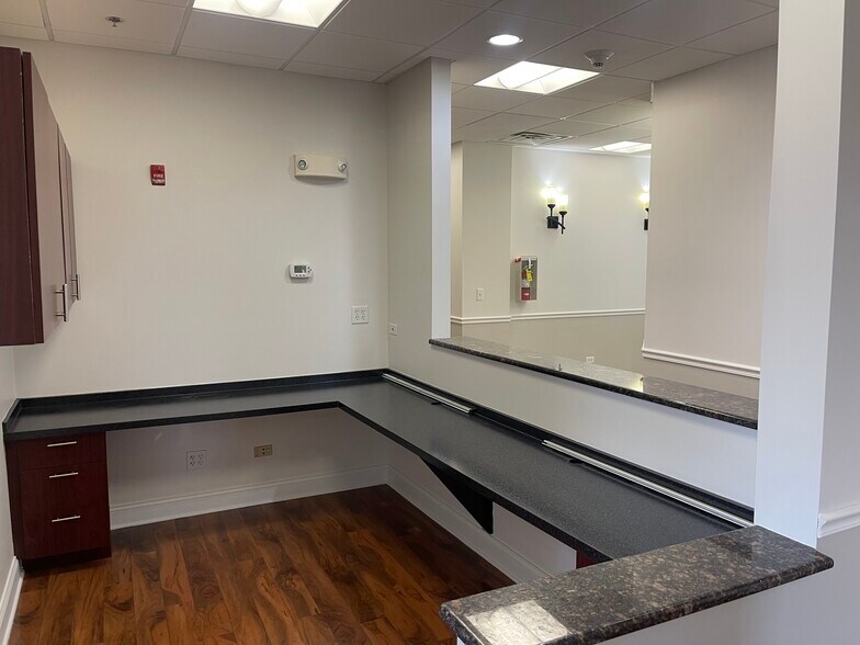 More Photos Of 114 W Rockland Rd, Libertyville Office For Lease