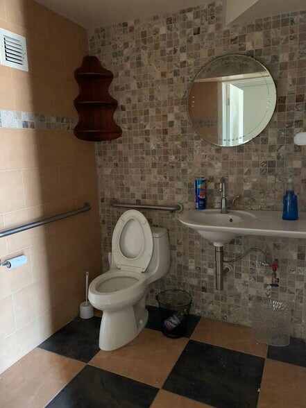 More Photos Of 19-33 N Federal Hwy, Dania Freestanding For Sale