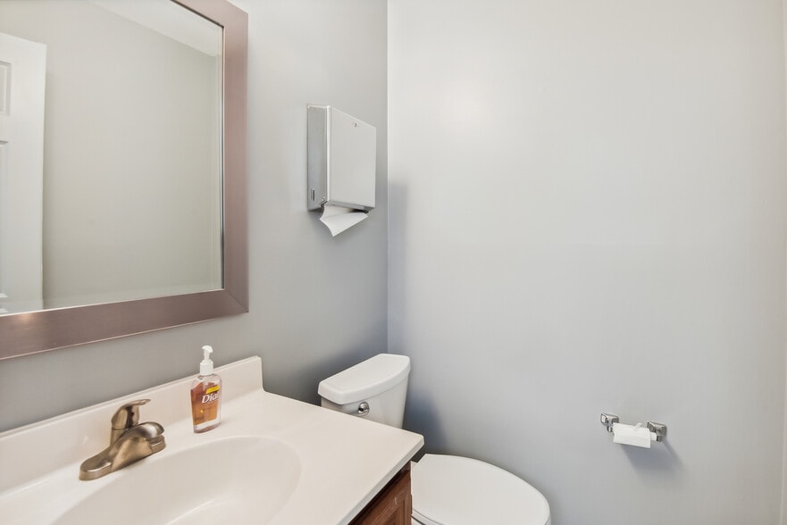 More Photos Of 10520 Warwick Ave, Fairfax Medical For Sale