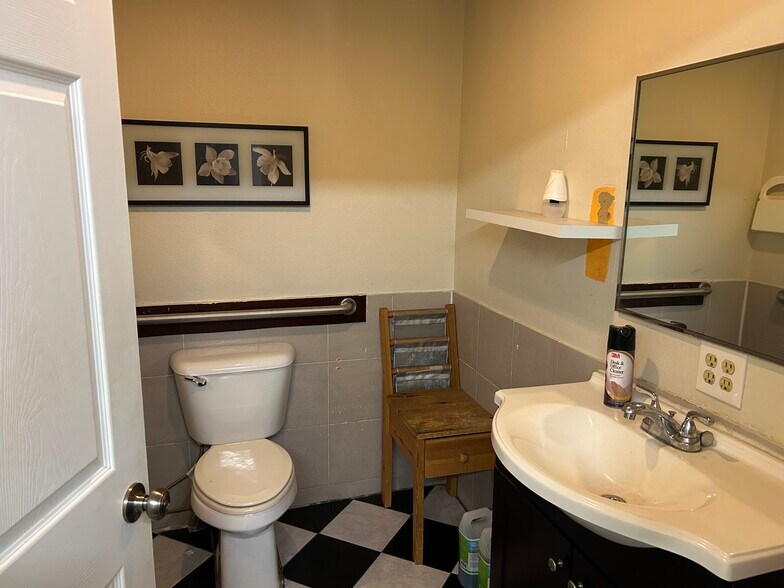 More Photos Of 300 E 18th St, Oakland Freestanding For Sale