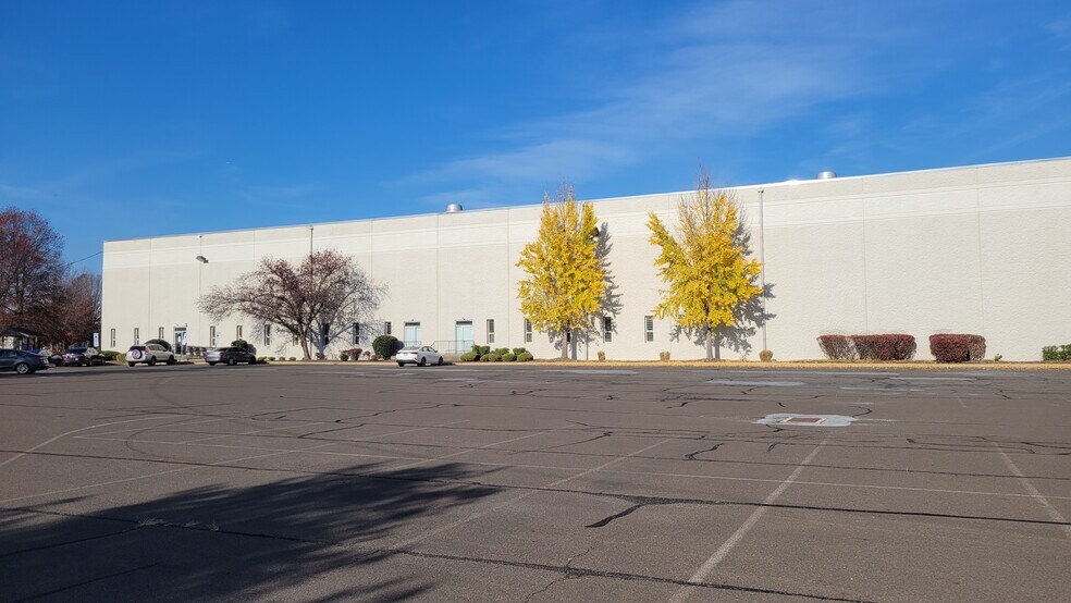 More Photos Of 37 Runway Rd, Levittown Distribution For Lease