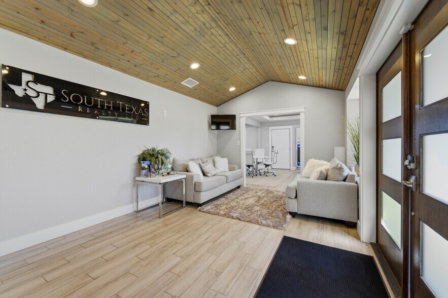 More Photos Of 5683 US Highway 181 N, Floresville Office For Sale