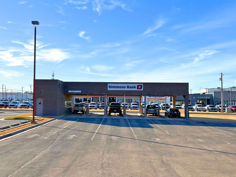 More Photos Of 7250 NW Expressway St, Oklahoma City Bank For Lease