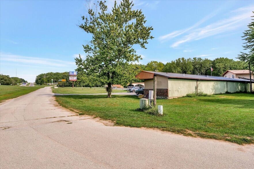 More Photos Of 1295 IL-16, Shelbyville Hotel For Sale