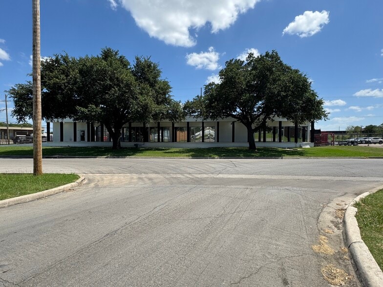 Primary Photo Of 7205 Envoy Ct, Dallas Showroom For Sale