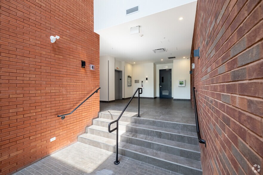 More Photos Of 662 Av Victoria, St-Lambert General Retail For Lease
