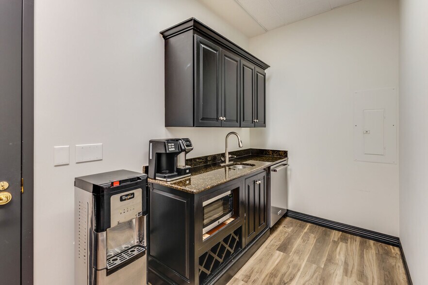 More Photos Of 1612 Westgate Cir, Brentwood Office For Lease