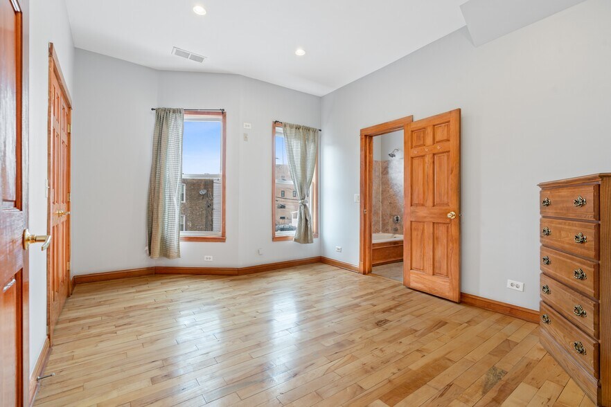 More Photos Of 3801-3809 N Clark St, Chicago Restaurant For Sale