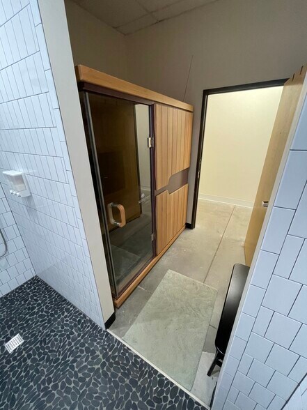 More Photos Of 180 S Union Blvd, Lakewood Storefront For Lease