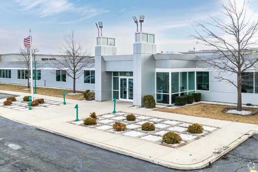 More Photos Of 313 S Rohlwing Rd, Addison Distribution For Lease