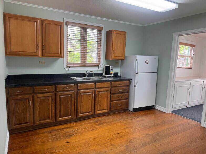 More Photos Of 400 Harvey St, San Marcos Office For Sale