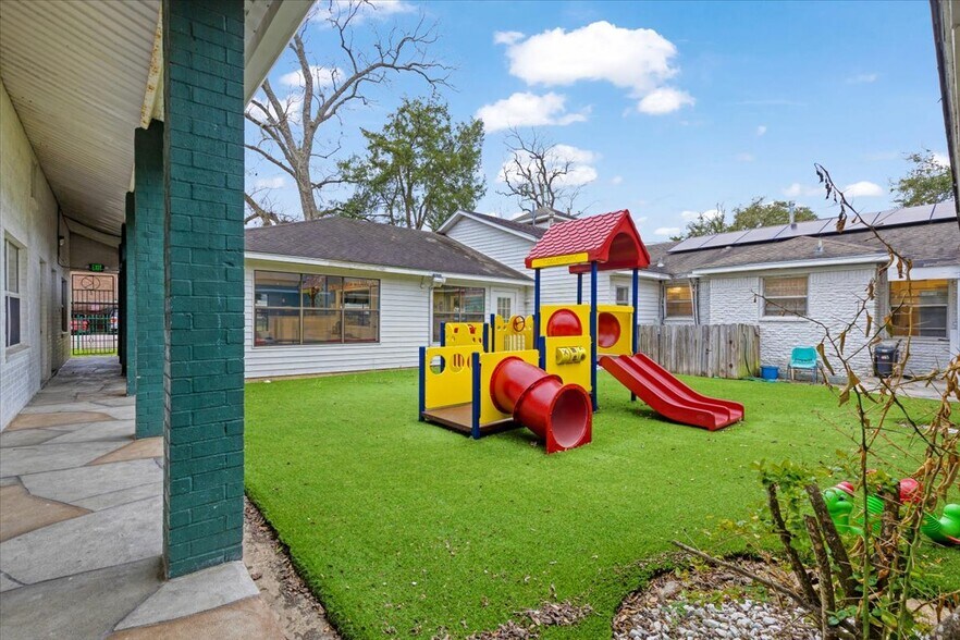 More Photos Of 2121 N Grand Blvd, Pearland Specialty For Sale