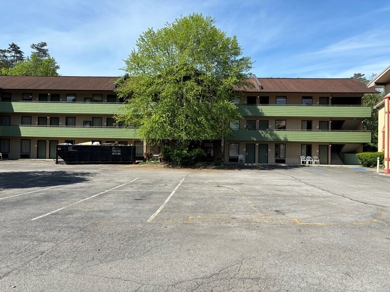 More Photos Of 4010 Parkway, Pigeon Forge Hotel For Sale