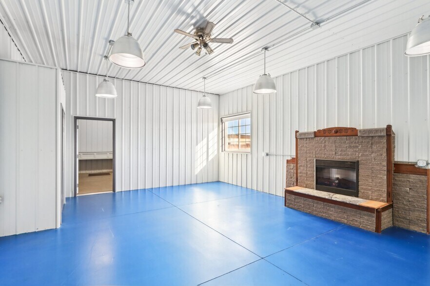 More Photos Of 680 Enterprise Dr, Lake Mills Freestanding For Lease