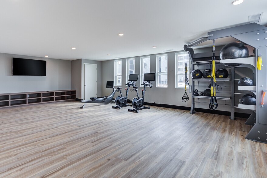 More Photos Of 1425 Ellinwood Ave, Des Plaines Apartments For Lease