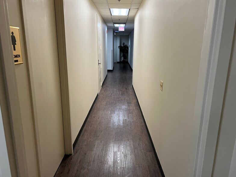 More Photos Of 211 W Wacker Dr, Chicago Office For Lease