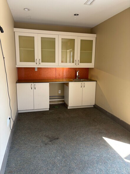 More Photos Of 202 Dixie Way N, South Bend Freestanding For Sale