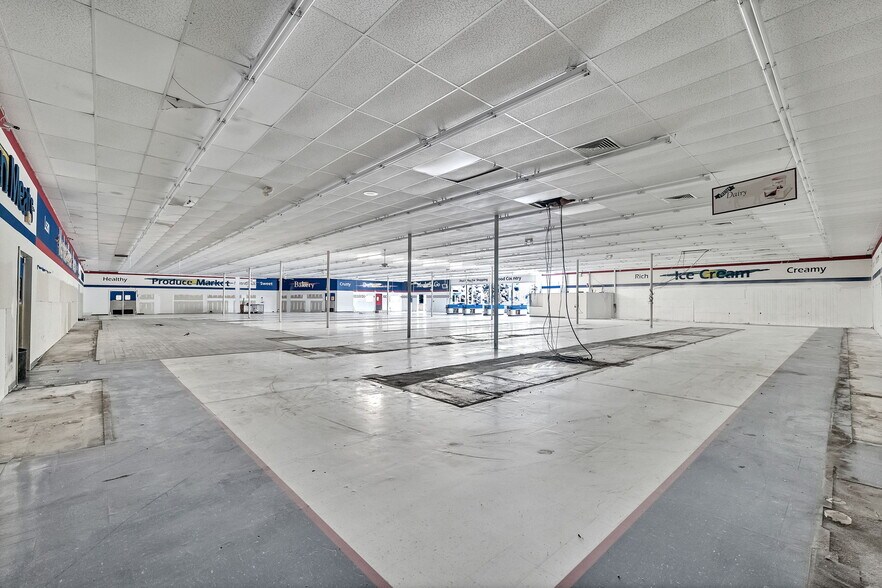 More Photos Of 510 Glade st, Glade Spring Supermarket For Sale