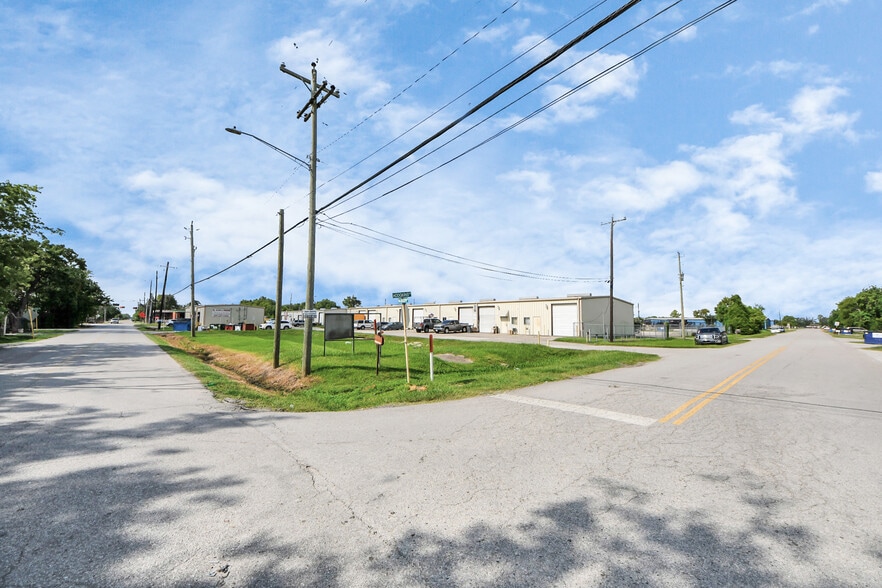 More Photos Of 1027 Aldine Bender Rd, Houston Warehouse For Lease