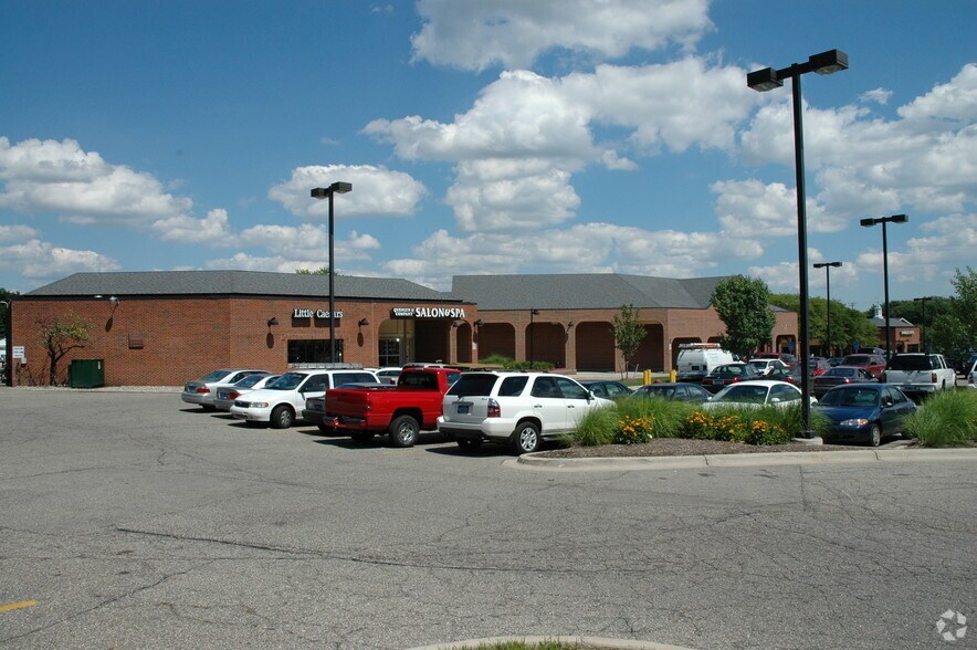 More Photos Of 3596 W Maple Rd, Bloomfield Hills Freestanding For Lease