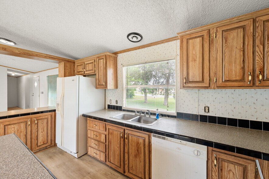 More Photos Of 7 Hills Rd, Newark Warehouse For Sale