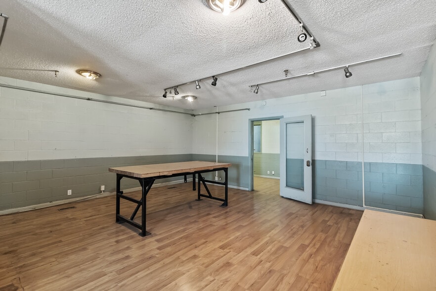 More Photos Of 3215 Meadow Ln, Eugene Manufacturing For Sale