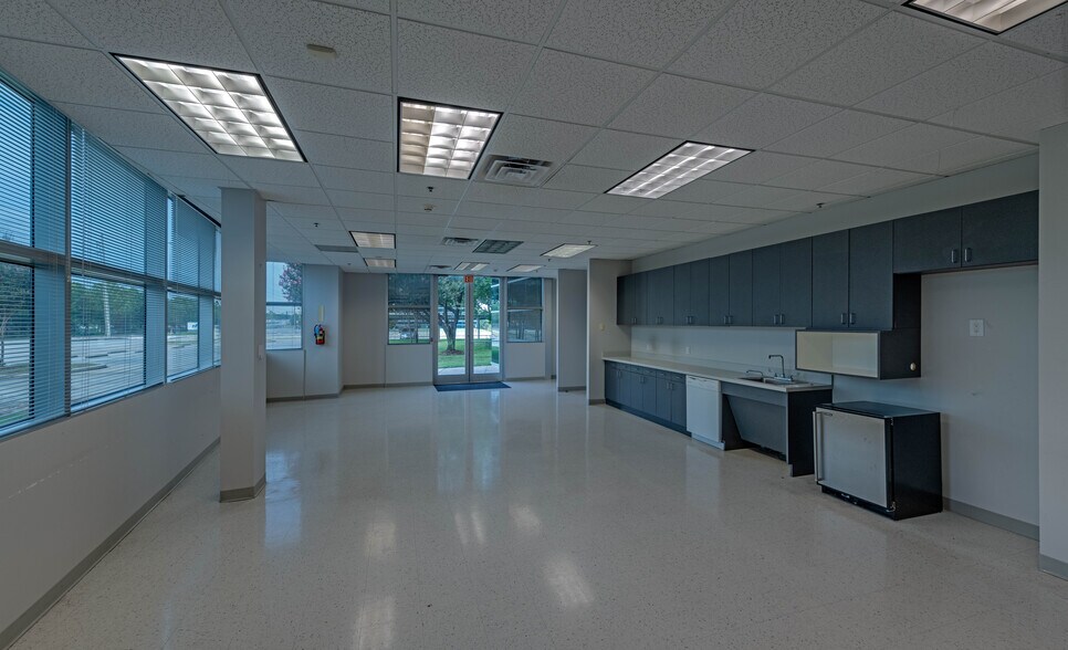 More Photos Of 7840 N Sam Houston Pky W, Houston Office For Lease