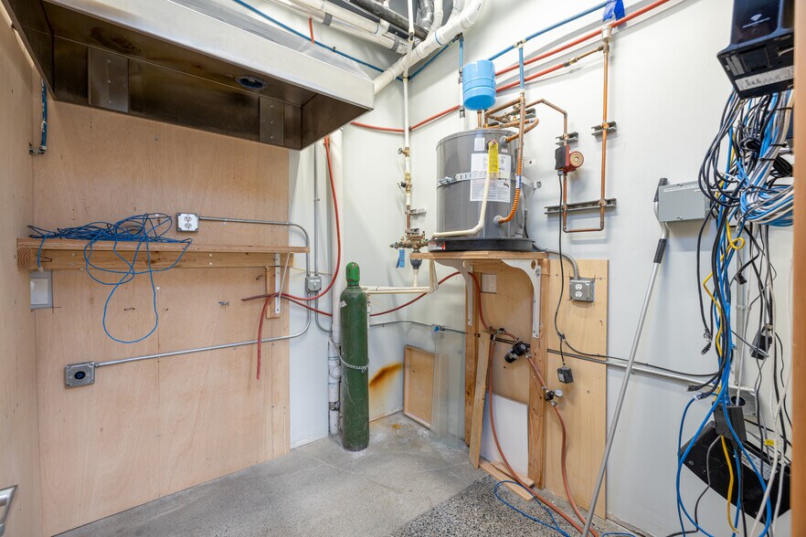 More Photos Of 909 Squalicum Way, Bellingham Flex For Sale