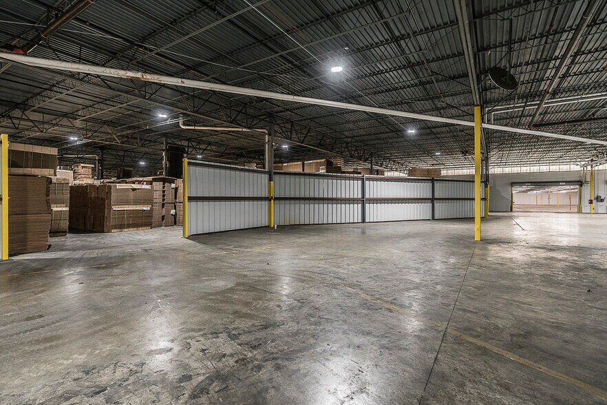 More Photos Of 344 Maple, Gallatin Warehouse For Lease