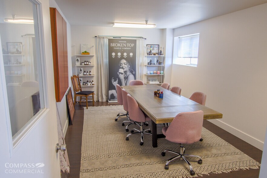 More Photos Of 62980 Boyd Acres Rd, Bend Warehouse For Lease