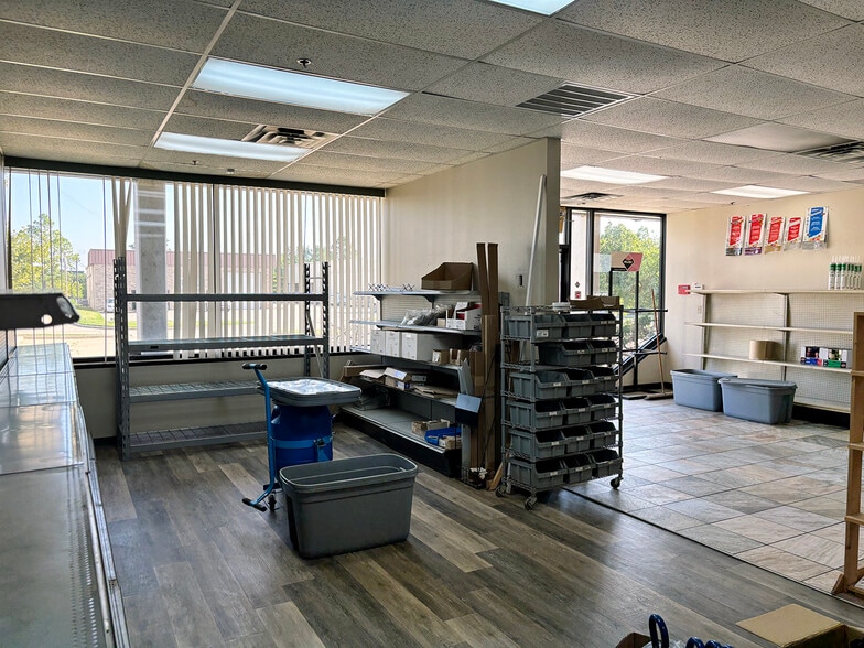 More Photos Of 4326 SW 21st St, Oklahoma City Warehouse For Lease