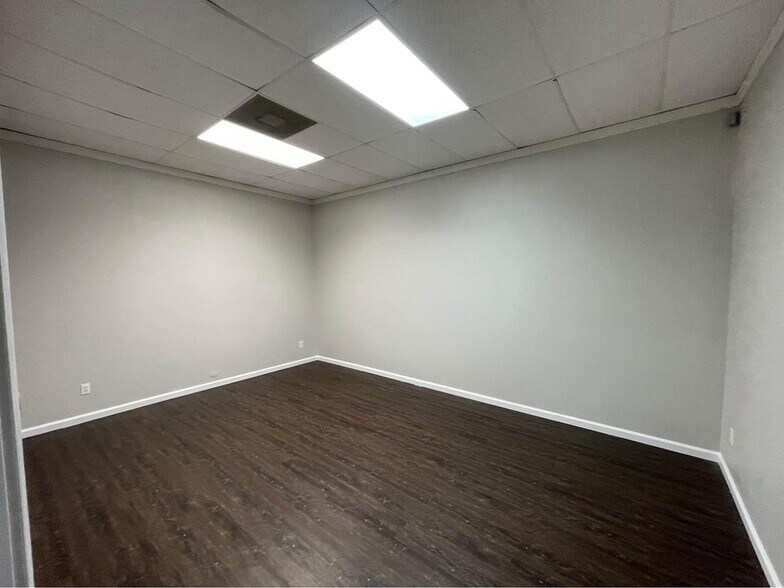 More Photos Of 7235 Glenview Dr, Richland Hills Office For Sale