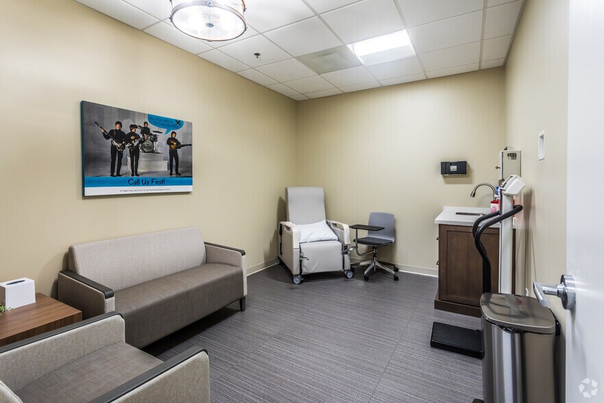 More Photos Of 2847 Poplar Ave, Memphis Storefront Retail Office For Sale