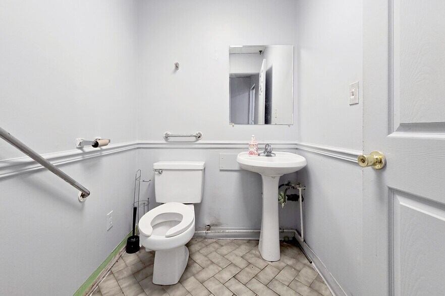 More Photos Of 2019 Bank St, Ottawa Apartments For Sale