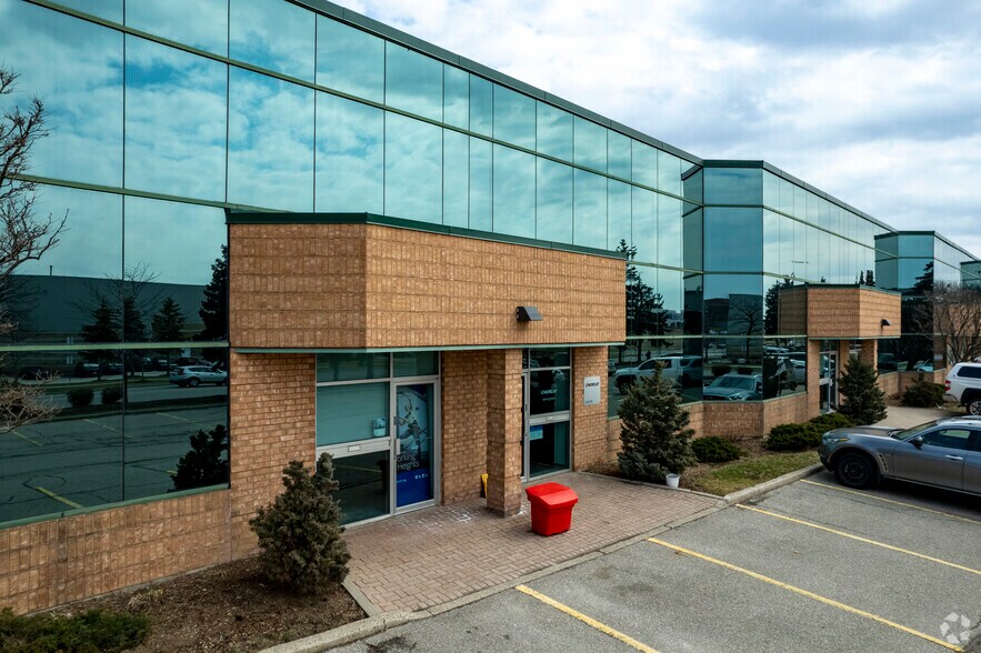 More Photos Of 151 Superior Blvd, Mississauga Warehouse For Lease