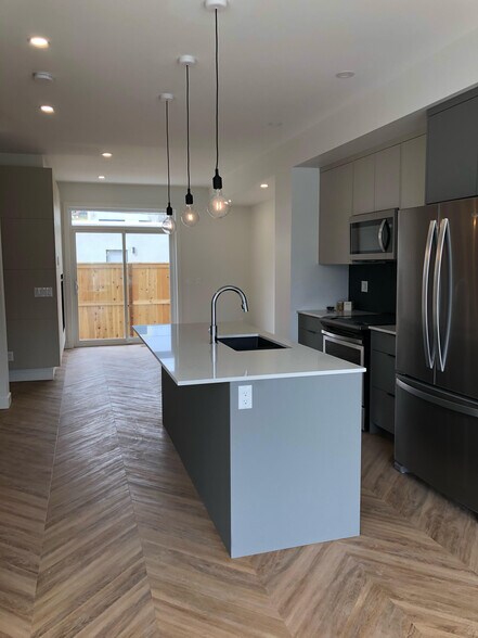 More Photos Of 2104 5 Ave NW, Calgary Apartments For Sale