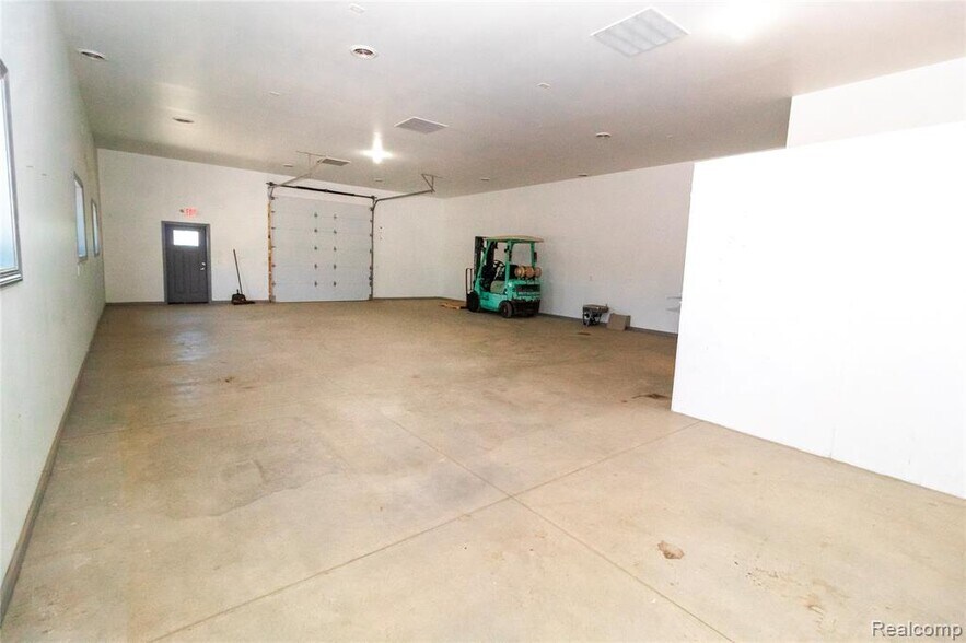 More Photos Of 1697 N Saginaw St, Lapeer Warehouse For Lease
