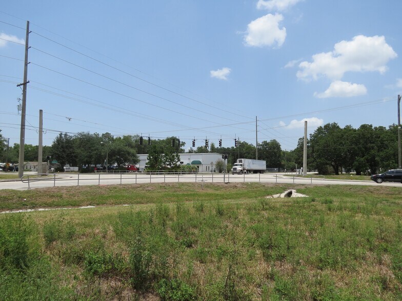 More Photos Of 2021-2099 Airport Rd, Plant City Industrial For Lease