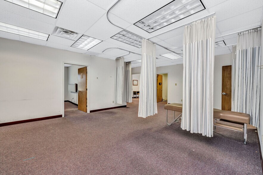 More Photos Of 860 NW Washington Blvd, Hamilton Medical For Lease