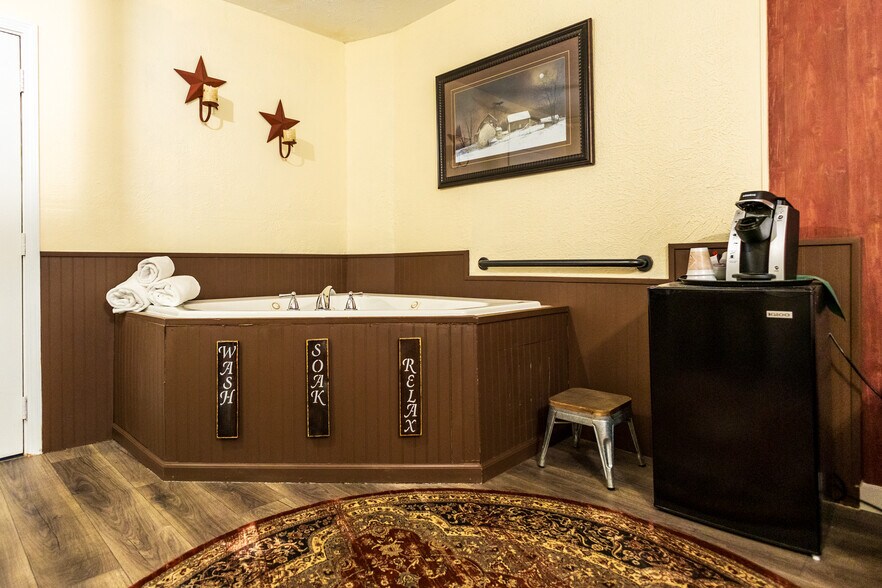 More Photos Of 231 Main St, Frankfort Hotel For Sale