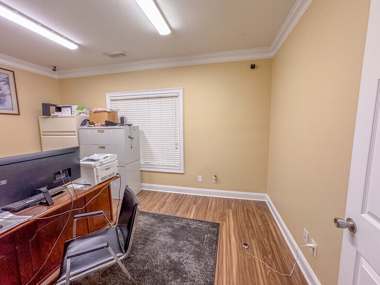 More Photos Of 1040 Indian Trail Lilburn Rd, Lilburn Office For Lease