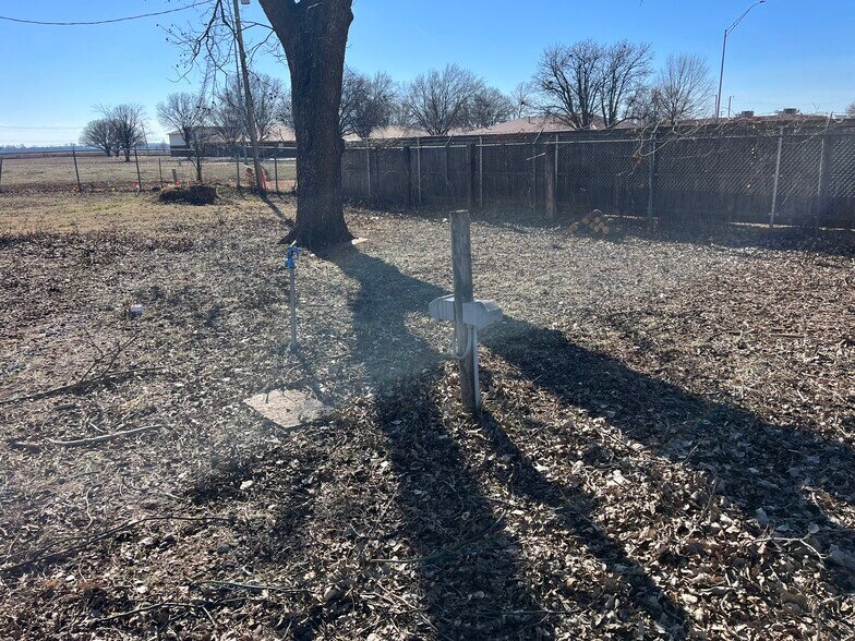 More Photos Of 1202 Cherokee St, Lindsay Auto Repair For Sale
