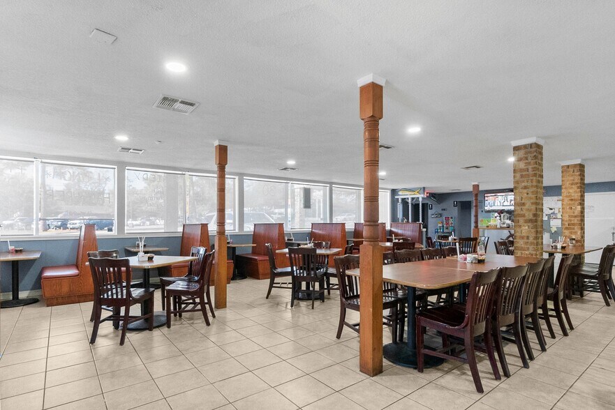 More Photos Of 1400 N Frazier St, Conroe Restaurant For Sale