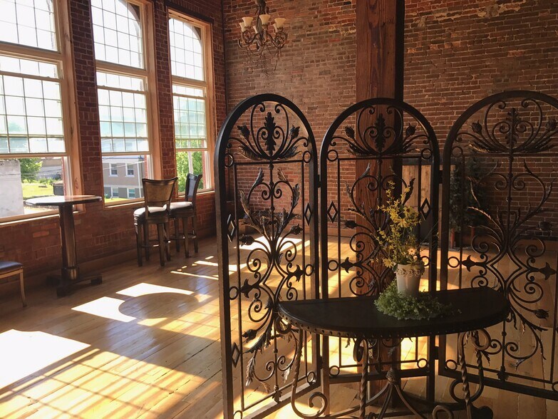 More Photos Of 104 N Market St, Gallatin General Retail For Sale