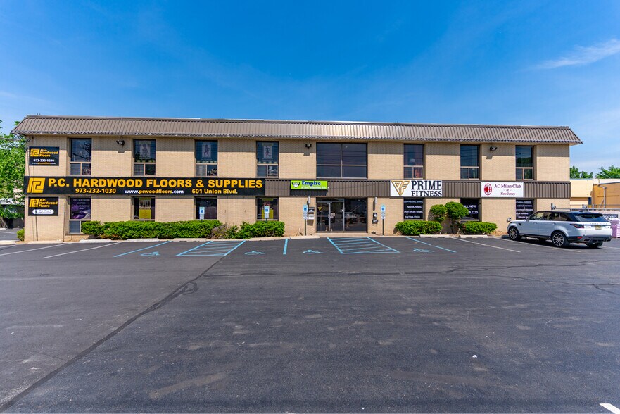 More Photos Of 601-605 Union Blvd, Totowa Showroom For Lease
