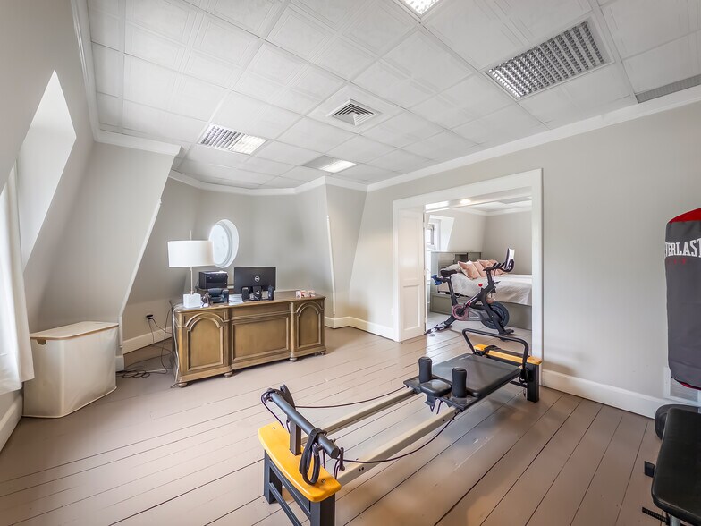 More Photos Of 27 Pleasant St, Middletown Office For Sale