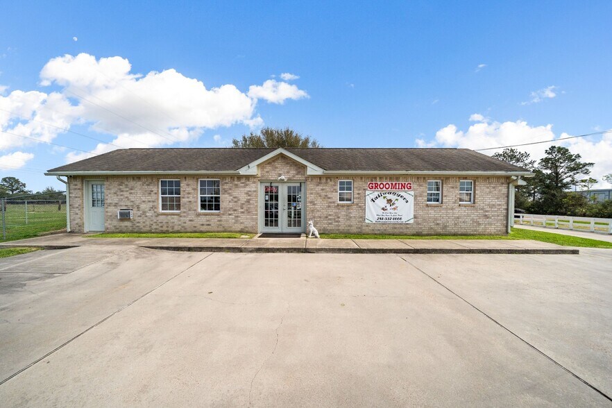 More Photos Of 1115 Dickinson Ave, Dickinson Veterinarian Kennel For Sale